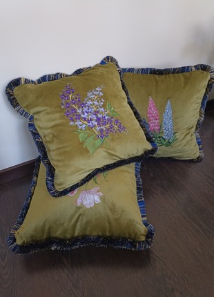 MR Pillow velvet with lilac embroidery4 photo