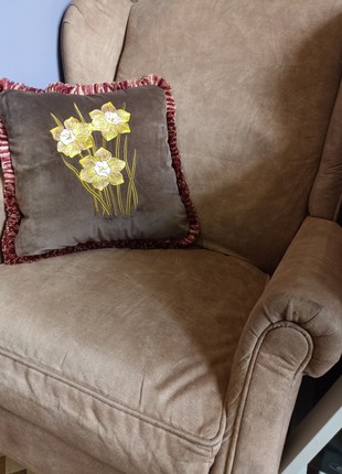 MR Pillow velvet with daffodils embroidery7 photo