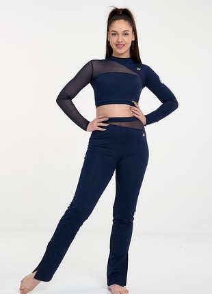 A set of training clothes for dancing with “VICTORY line” pants