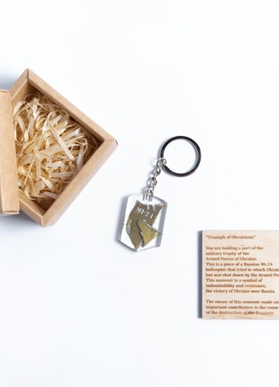 A keyring with the wreckage of a downed Russian Mi-24 helicopter2 photo