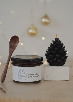 Christmas gift set with a pine cone jam, a wax candle and wooden spoon