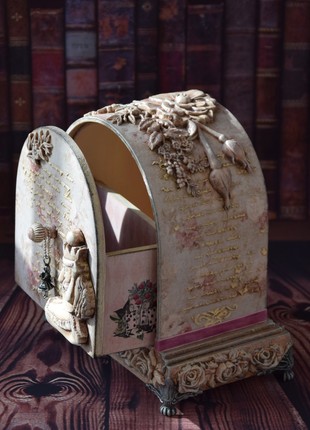 Alice in Wonderland mantel clock - mini chest of drawers7 photo