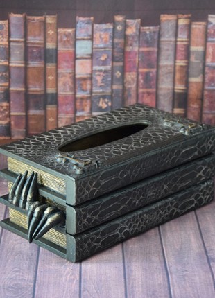 Horror style tissue box with claws
