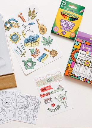 Children's drawing set with Art book
