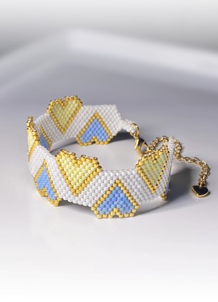 Bracelet made of Japanese beads with blue and yellow hearts