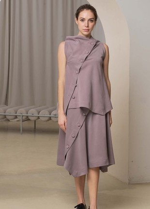 Sleeveness top with closed-neck and midi skirt