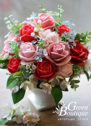 Luxurious interior bouquet of soap roses in a ceramic vase1 photo