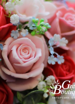 Luxurious interior bouquet of soap roses in a ceramic vase9 photo