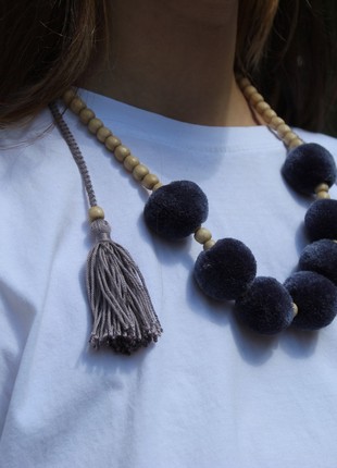 One row gray necklace with tassels