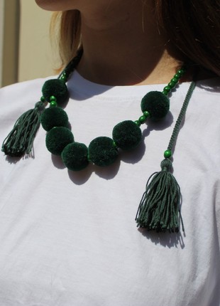 One row green necklace with tassels
