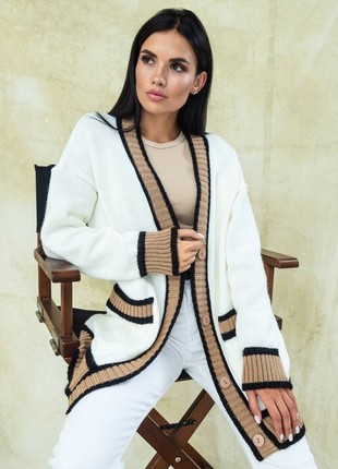Stylish woolen cardigan in white color with brown inserts