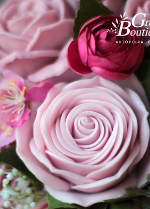 Luxurious interior bouquet of soap roses in a ceramic vase8 photo
