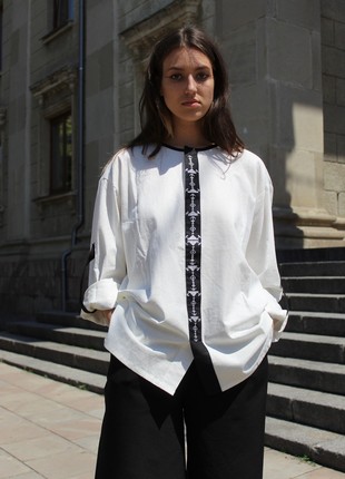 Shirt with delicate monochrome embroidery