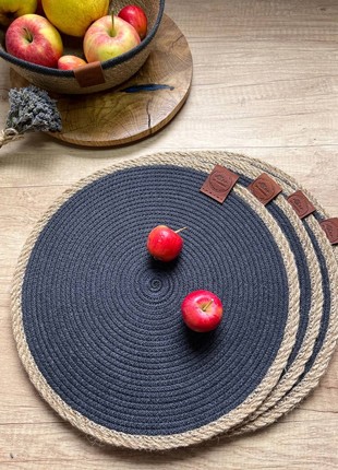 Serving set of 6 cotton placemats and 1 basket.