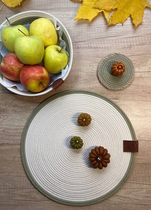 Serving set of 4 cotton placemats and 1 basket.