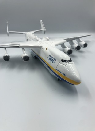 Aircraft model An-225 "Antonov Airlines" - 1/200 on landing gears5 photo