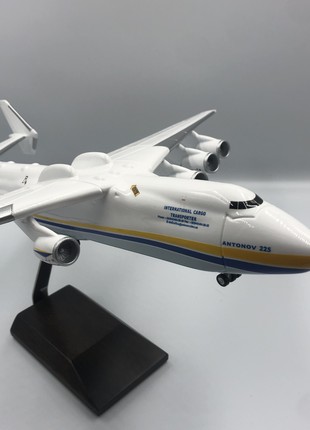Aircraft model An-225 "Antonov Airlines" - 1/200 on landing gears1 photo