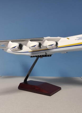 Aircraft model An-225 "Antonov Airlines" - 1/200 on landing gears2 photo