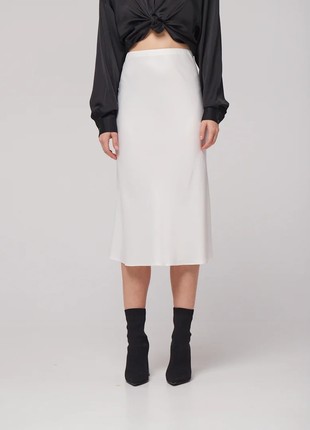 Milk silk skirt with elastic at the waist1 photo
