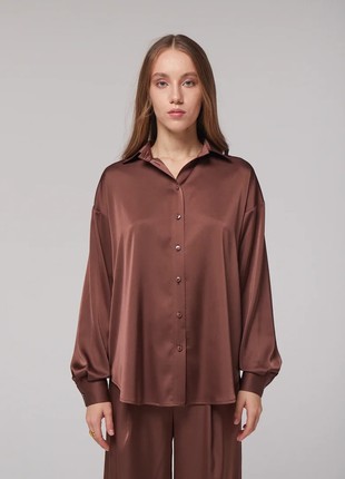 Brown silk shirt of free cut with a lowered shoulder