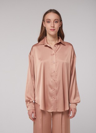 Golden silk shirt of free cut with a lowered shoulder