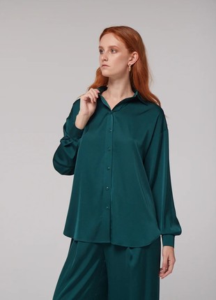 Emerald silk shirt of free cut with a lowered shoulder