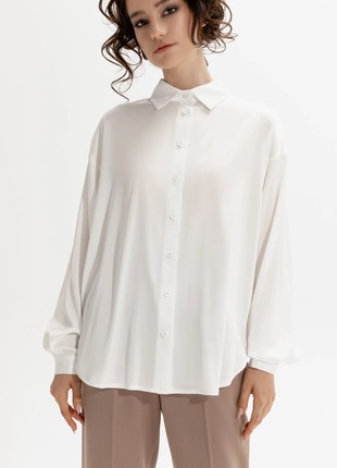 White silk shirt of free cut with a lowered shoulder