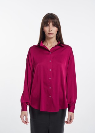 Fuchsia silk shirt of free cut with a lowered shoulder