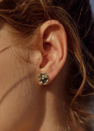 Pearl on a leaf earrings (black)