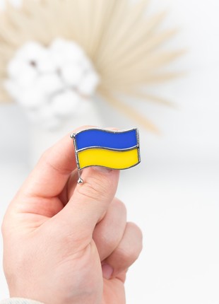 Ukrainian flag pin2 photo