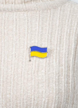 Ukrainian flag pin5 photo