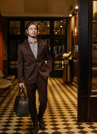 Single-breasted men's brown three-piece suit