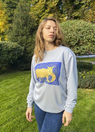 Sweatshirt “The young lion broke the oak tree and rejoices”