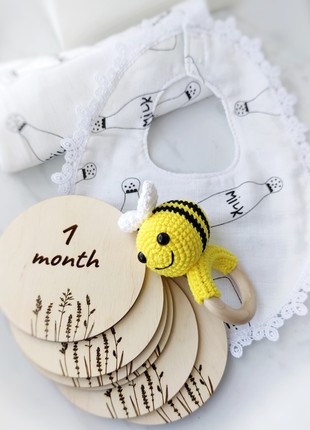 Bee baby shower gift box. Expecting parents present
