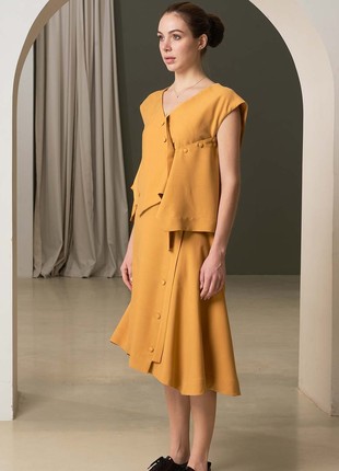 Sleeveness V-neck top and midi skirt