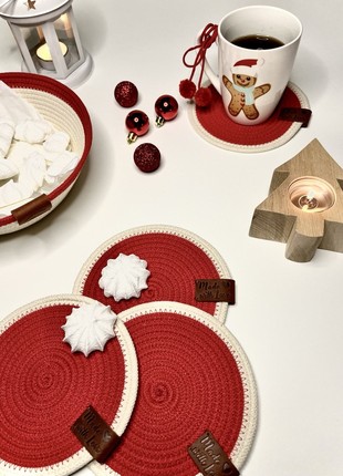 Set  of 4 coasters for a cup and 1 basket8 photo