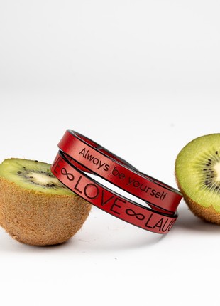 Red bracelet in two turns with individual engraving