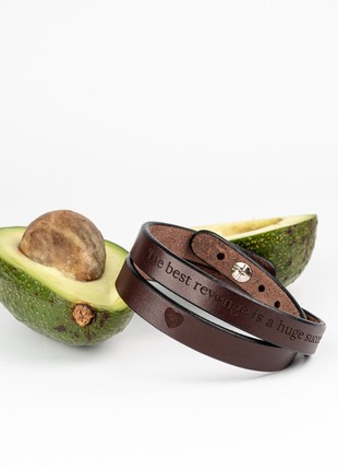 Brown leather bracelet in two turns with individual engraving