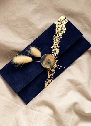 The envelope is velvet, with a magnetic fastener, size 16.6x8 cm, with a gold cover
