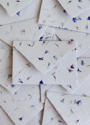 Set of 3 handmade envelopes with cornflower petals 13x18 cm. Recycled paper envelopes for wedding invitations