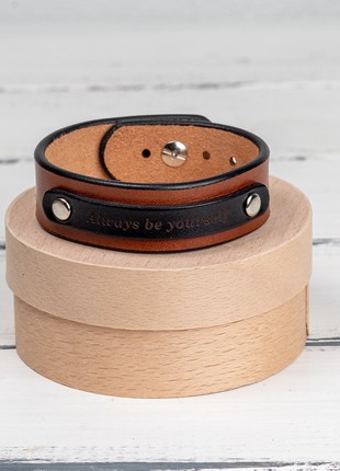 Cognac leather bracelet with a plaque with individual engraving
