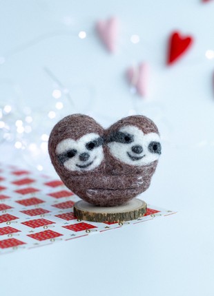 Valentine's Day gift Wool sloths on a wooden stand8 photo