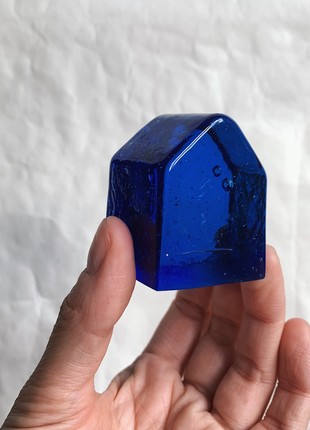 Blue tiny House made of recycled glass6 photo