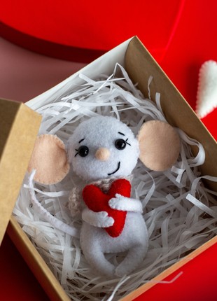 Valentine's Day gift Mouse with a heart3 photo