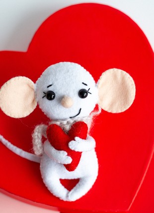 Valentine's Day gift Mouse with a heart5 photo