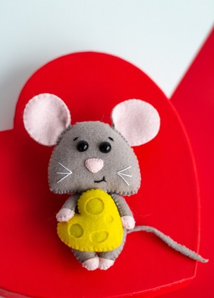 Valentine's Day gift A cute mouse with a cheese heart2 photo