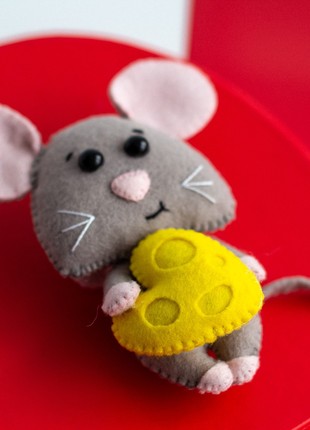 Valentine's Day gift A cute mouse with a cheese heart6 photo