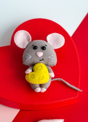 Valentine's Day gift A cute mouse with a cheese heart3 photo