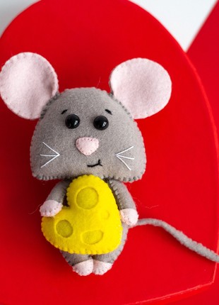 Valentine's Day gift A cute mouse with a cheese heart7 photo
