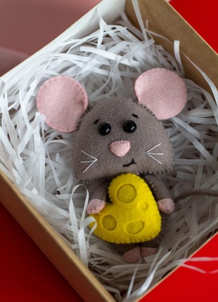 Valentine's Day gift A cute mouse with a cheese heart5 photo